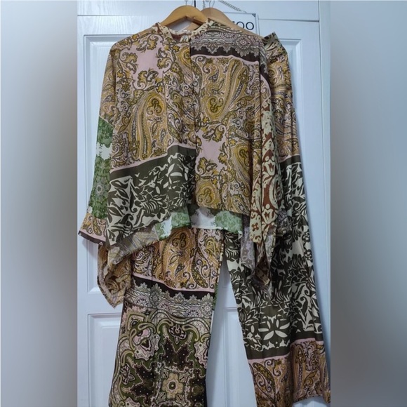 Slimming Two Piece Handkerchief Chill
BOUTIQUE
$169 - Picture 11 of 11